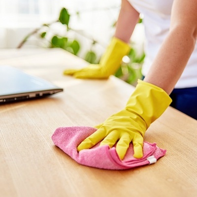 LIMPA E PROTEGE MÓVEIS DE MADEIRA, MOBILIÁRIO MODERNO E SUPERFÍCIES DE COURO - 1 L - KLEAN WOOD