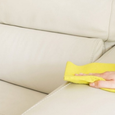 LIMPA E PROTEGE MÓVEIS DE MADEIRA, MOBILIÁRIO MODERNO E SUPERFÍCIES DE COURO - 1 L - KLEAN WOOD