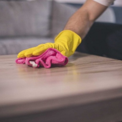 LIMPA E PROTEGE MÓVEIS DE MADEIRA, MOBILIÁRIO MODERNO E SUPERFÍCIES DE COURO - 1 L - KLEAN WOOD