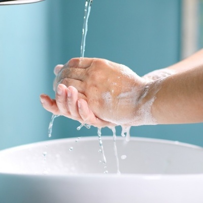 SABONETE LÍQUIDO DERMOPROTETOR  COM AGRADÁVEL E SUAVE PERFUME  A TALCO - DERMOBAK B