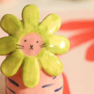 Gatito algodão doce com flor