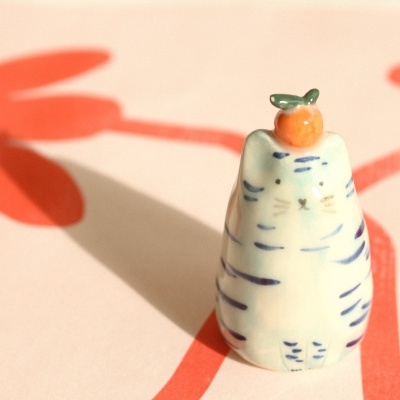 Gatito azul com a laranja na cabeça