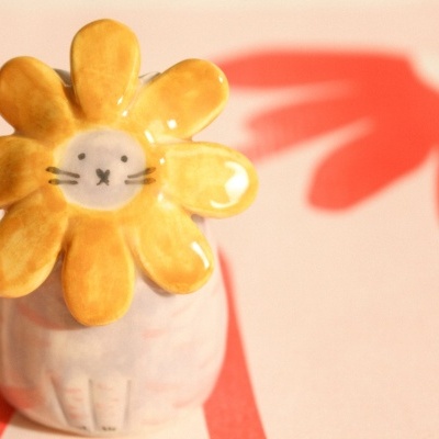 Gatito com a flor amarela