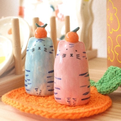 Gatito azul com a laranja na cabeça