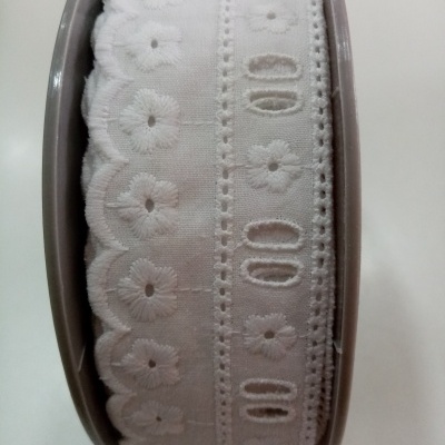 Fita Bordado Inglês c/Passefita e recortes