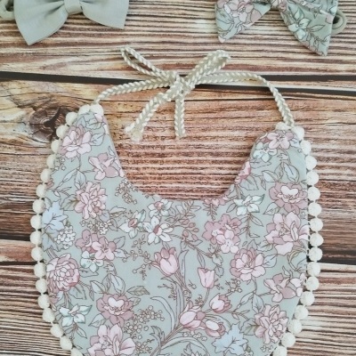 Conjunto de Babete reversível Cinzento e Rosa + Laços para a cabeça ou cabelo