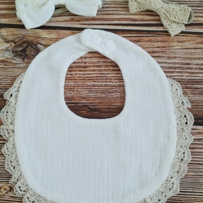 Conjunto de Babete em musselina e renda + Laços para a cabeça ou cabelo