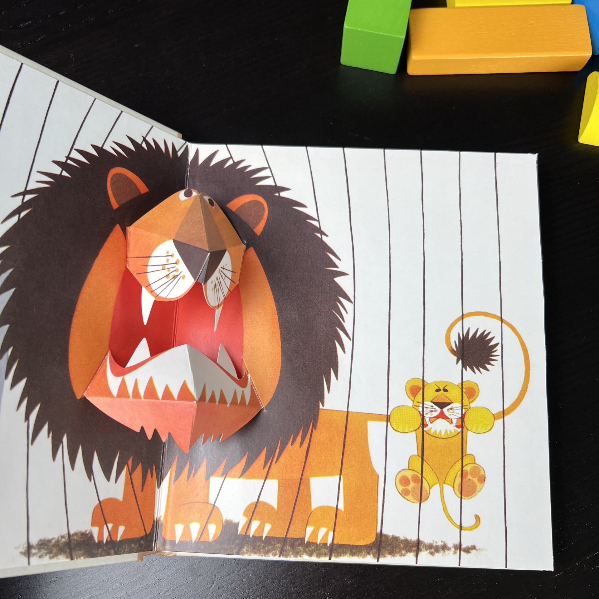 O LEÃO E OS SEUS AMIGOS - LIVRO POP-UP