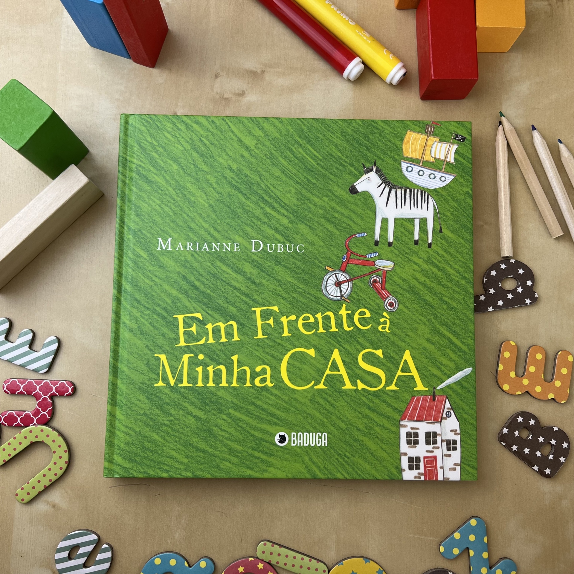 EM FRENTE à MINHA CASA