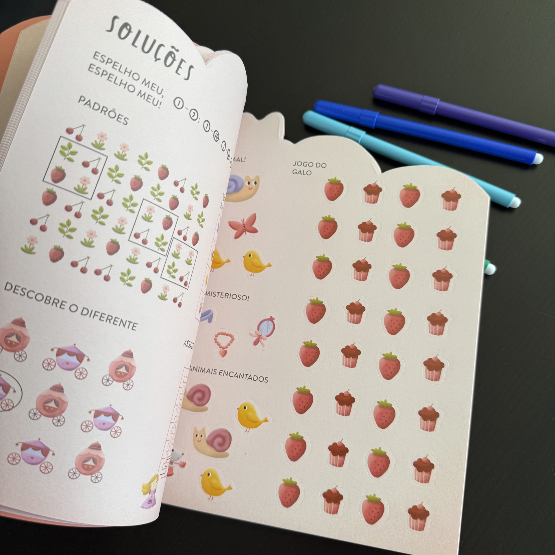 PRINCESAS - LIVRO DE ATIVIDADES COM AUTOCOLANTES