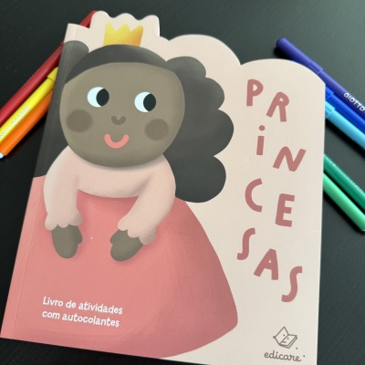 PRINCESAS - LIVRO DE ATIVIDADES COM AUTOCOLANTES