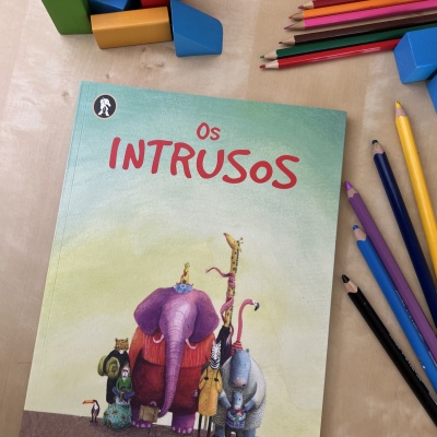 OS INTRUSOS