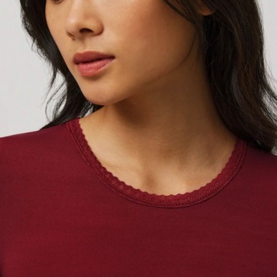 Camisola térmica/cardada, decote redondo, com pormenor em renda