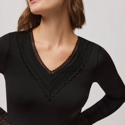 Camisola térmica/cardada, decote em V, com colo e manga em renda