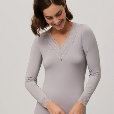 Camisola térmica/cardada, decote em V, com colo e manga em renda