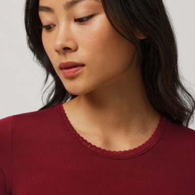 Camisola térmica/cardada, decote redondo, com pormenor em renda