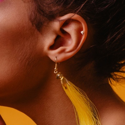 Barra pequena para orelha  de  aço cirúrgico com cristal triangulo- JA08