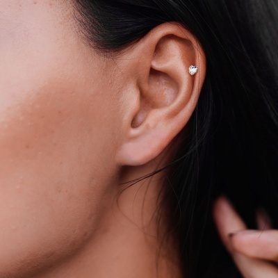 Barra  de  aço cirúrgico com cristal em forma de coração - JA10