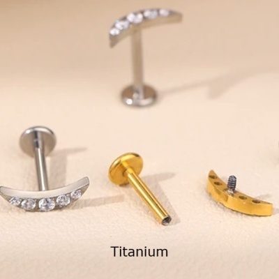 Labret de Titanio com formação de 5 micro zirconias em curva TC086