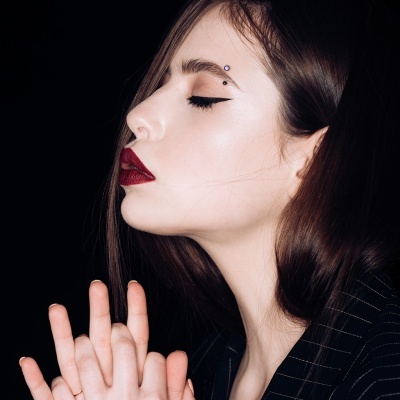 Joia barra de aço cirurgico com meia bola de opala CS08