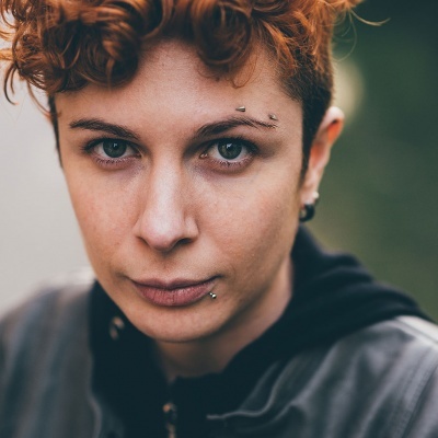 Barra curva aço cirurgico lacada a preto para piercing de cartilagem, sobrolho, com cones CT02