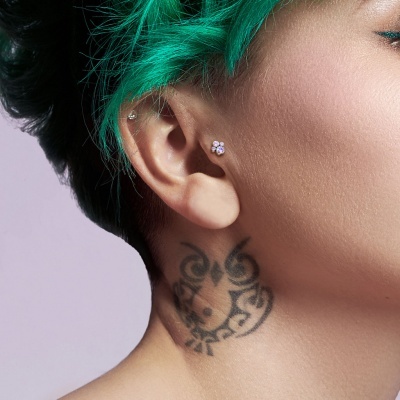 Jóia de Titânio G23, barra com rosca interna, com bola e conjunto de 4 zirconias biseladas TIJ10