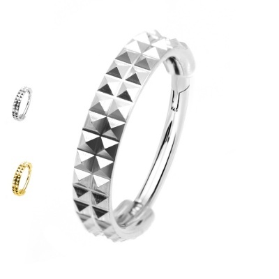 Argola clicker de aço cirurgico com mini piramides gravadas PY-084