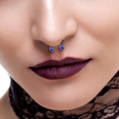 Joia de piercing para septo e orelha -Ferradura com cristais frontais HS32