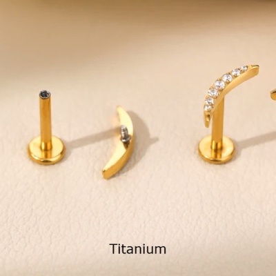 Labret de Titanio com formação de 7 micro zirconias em curva TC085