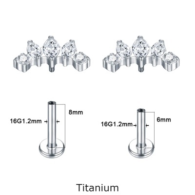 Jóia labret de Titanio G23 para cartilagem, monroe, com 3 zirconias bago de arroz e 2 zirconias redondas TC020