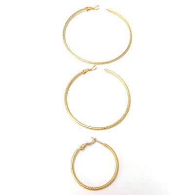 Argolas com textura em Aço dourado com fecho omega