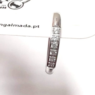 PAR de argolas redondas em aço cirurgico com 1 fila de zircónias ARGZ