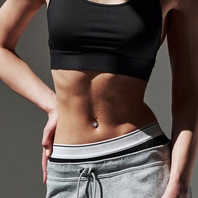 Barra curva - Banana de umbigo aço cirúrgico com flor - NSJ-014