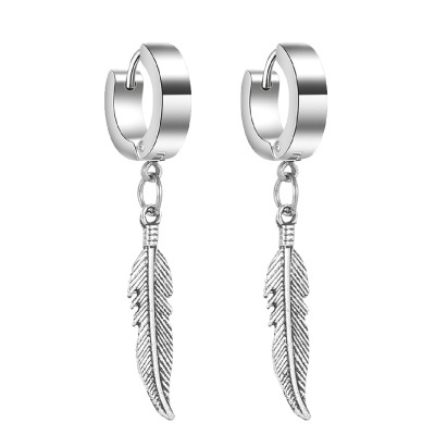 Par de argolas largas tribal em aço inoxidável com pena pendente EH118