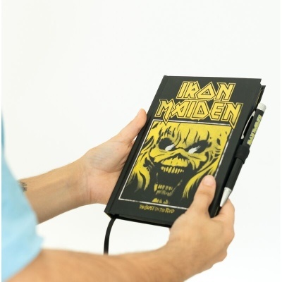 Caderno A5 Premium + caneta projetora Iron Maiden - Number of The Beast