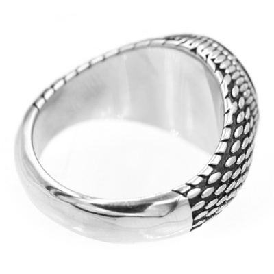 Anel de aço 316L com gema circular preta e relevo tipo escama  A-490