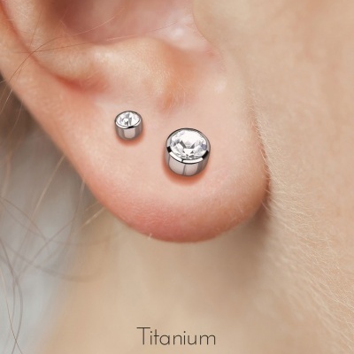 Par de brincos com cristal zircónia em Titânio G23 - T23ER02