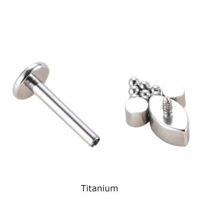 Joia labret de Titanio com formação flor de Lis com zirconias TB-0784 Joia labret de Titanio com formação flor de Lis com zirconias TB-0784