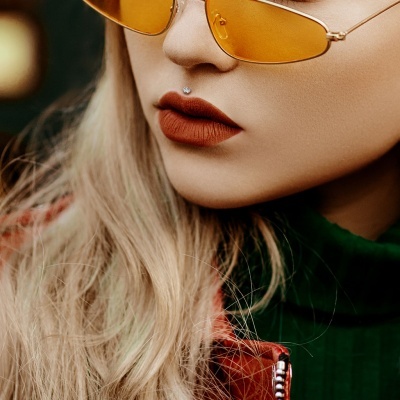 Barra de piercing labret em aço cirúrgico 316L com 3 cristais LIA02