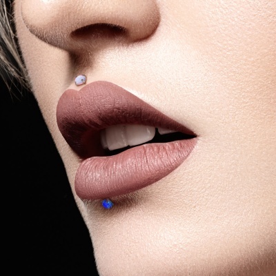 Joia labret de bio flex (silicone) com topo de aço com opala  LX08