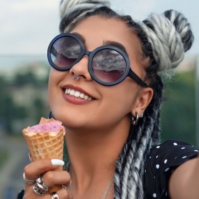 Argola aberta: ferradura torcida em  aço cirúrgico com bolas - HS33