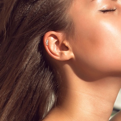 Barra de cartilagem em aço cirúrgico com coroa de cristais  - JA21007