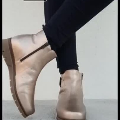 Bota Confortável em Pele Dourada Valeria's