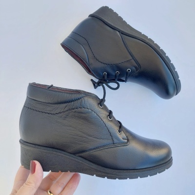 Bota Confortável em Pele Atacadores Preta Tupie