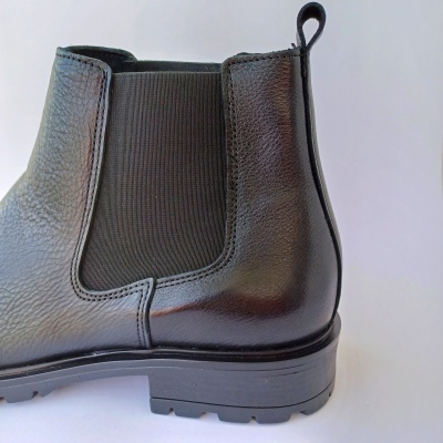 Bota em Pele Elásticos Preta