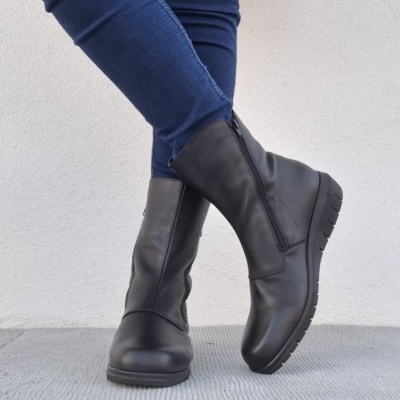 Bota Confortável em Pele Preta Média Valeria's Bota Confortável em Pele Preta Média Valeria's