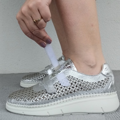 Sapatilha Confortável Anatómica Pele Prata Velcros Sapatilha Confortável Anatómica Pele Prata Velcros