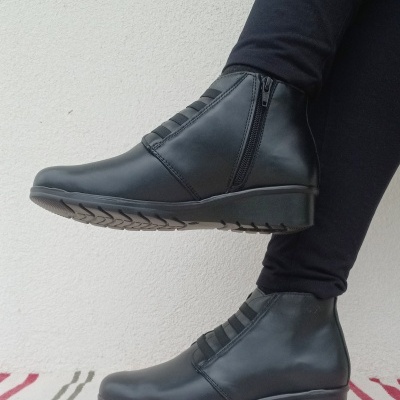 Bota Confortável em Pele Elástico Preta Bota Confortável em Pele Elástico Preta