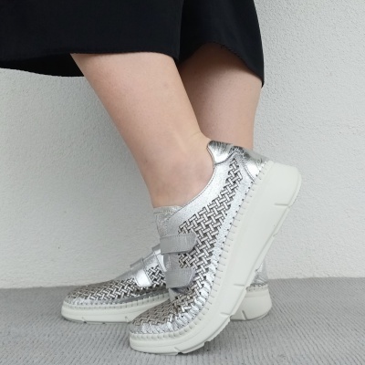 Sapatilha Confortável Anatómica Pele Prata Velcros Sapatilha Confortável Anatómica Pele Prata Velcros