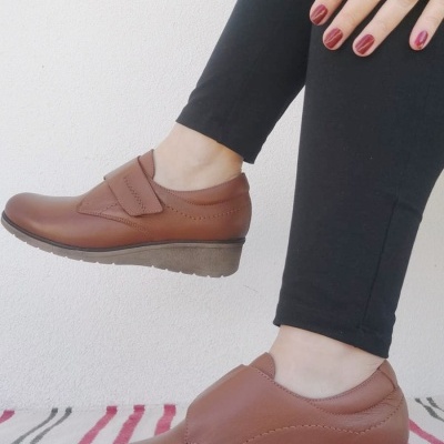 Sapatilha Confortável Velcro Castanha TP Sapatilha Confortável Velcro Castanha TP